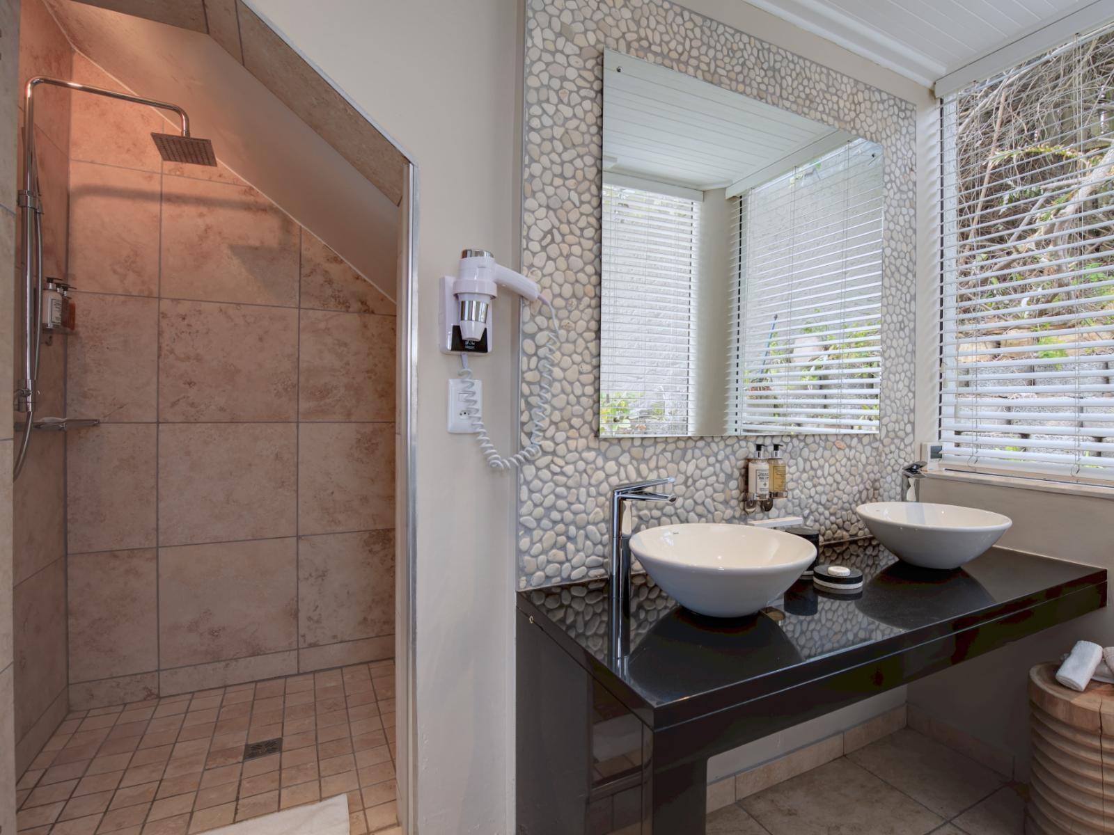 Roomtype 8: Bathroom Periwinkle Lodge