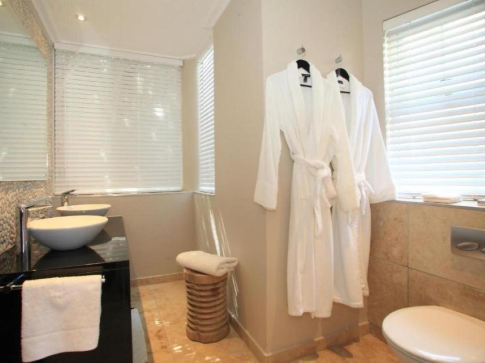 Roomtype 8: Bathroom Periwinkle Lodge