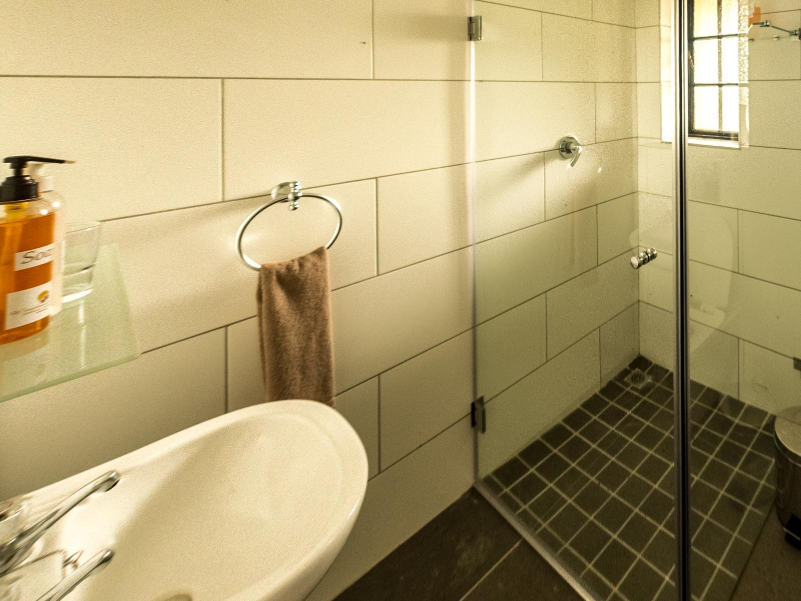 Roomtype 2: Bathroom Winelands Villa Guesthouse & Cottages