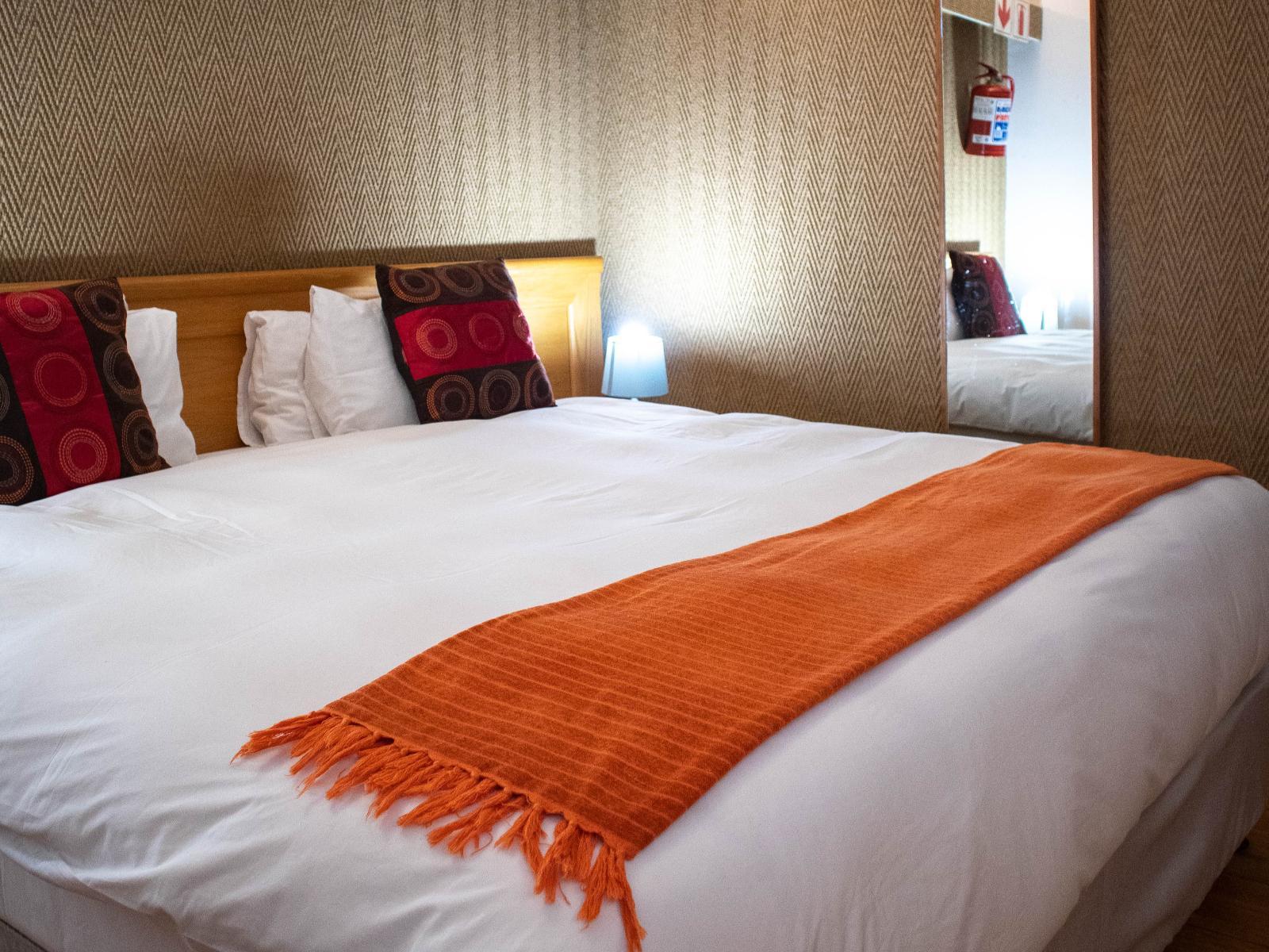 Roomtype 3: Bed Winelands Villa Guesthouse & Cottages