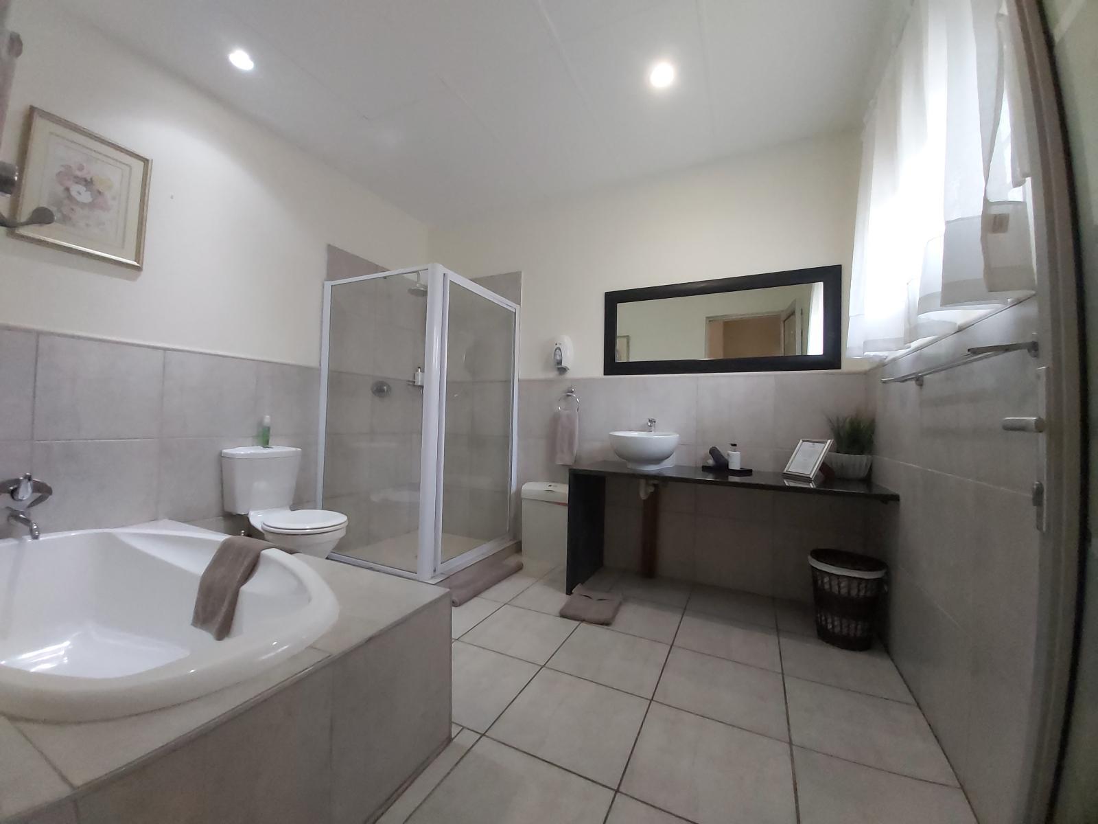 Roomtype 12: Bathroom Rockview Lodge