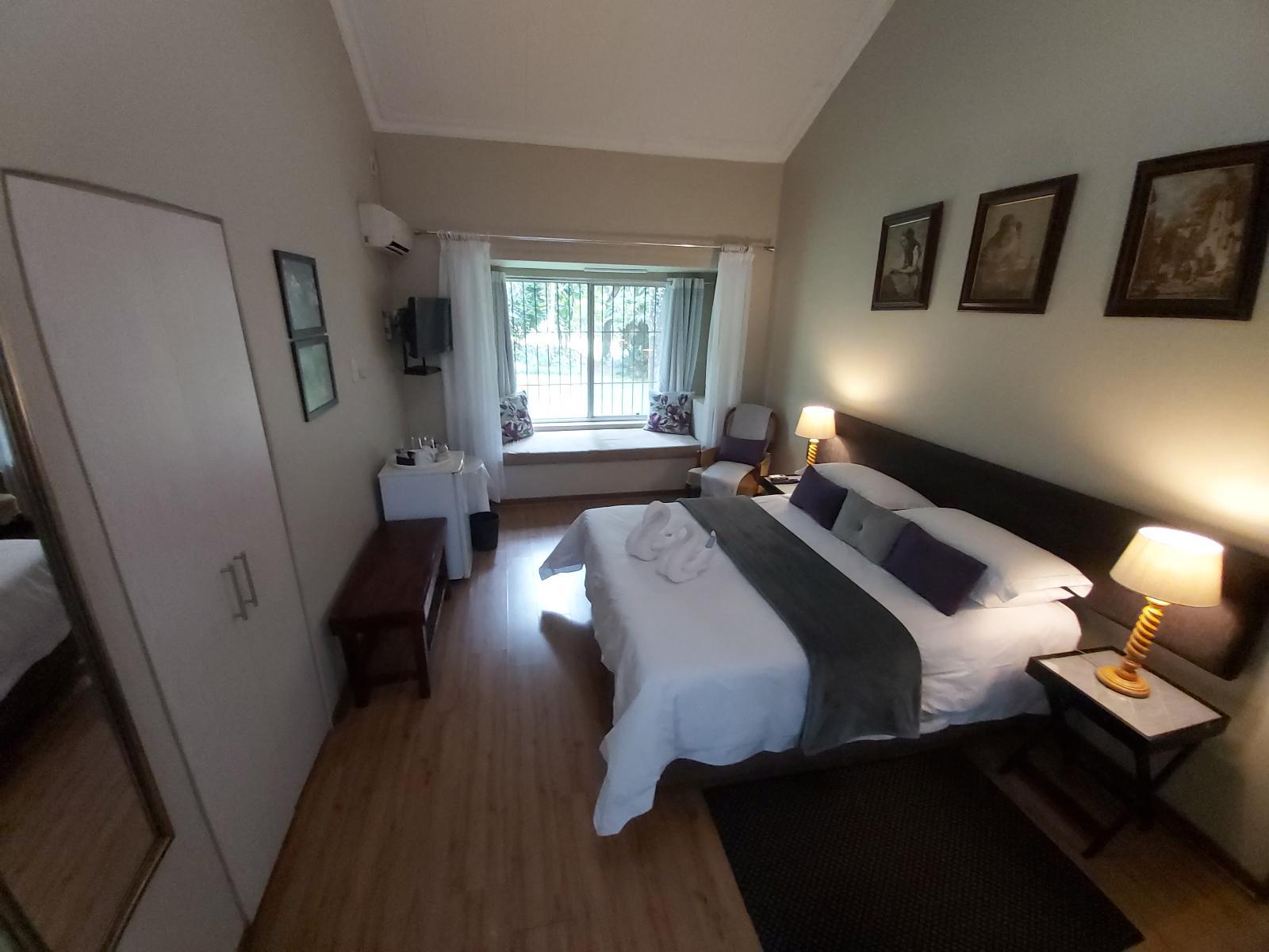 Roomtype 12: Photo of the whole room Rockview Lodge