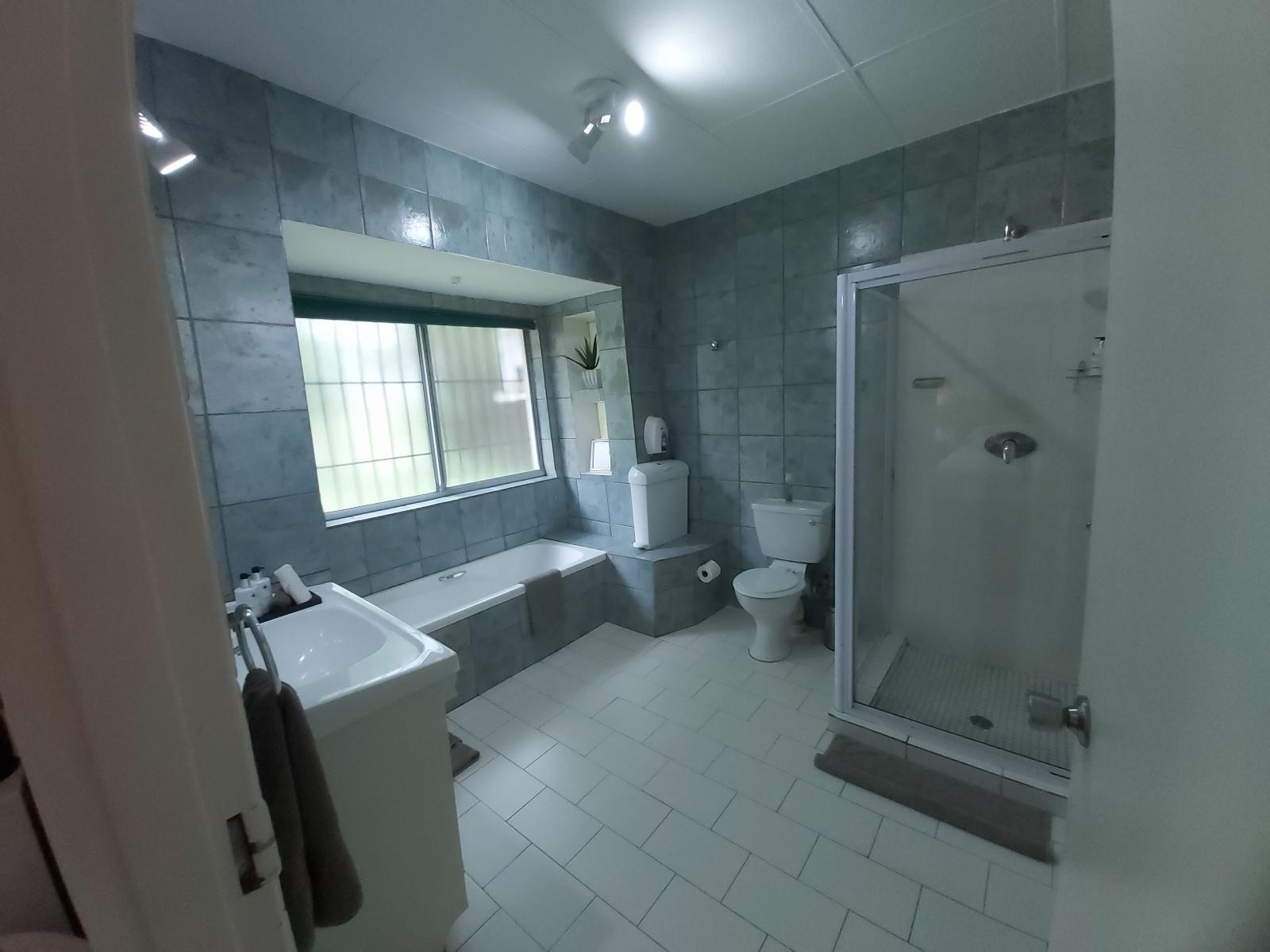 Roomtype 7: Bathroom Rockview Lodge
