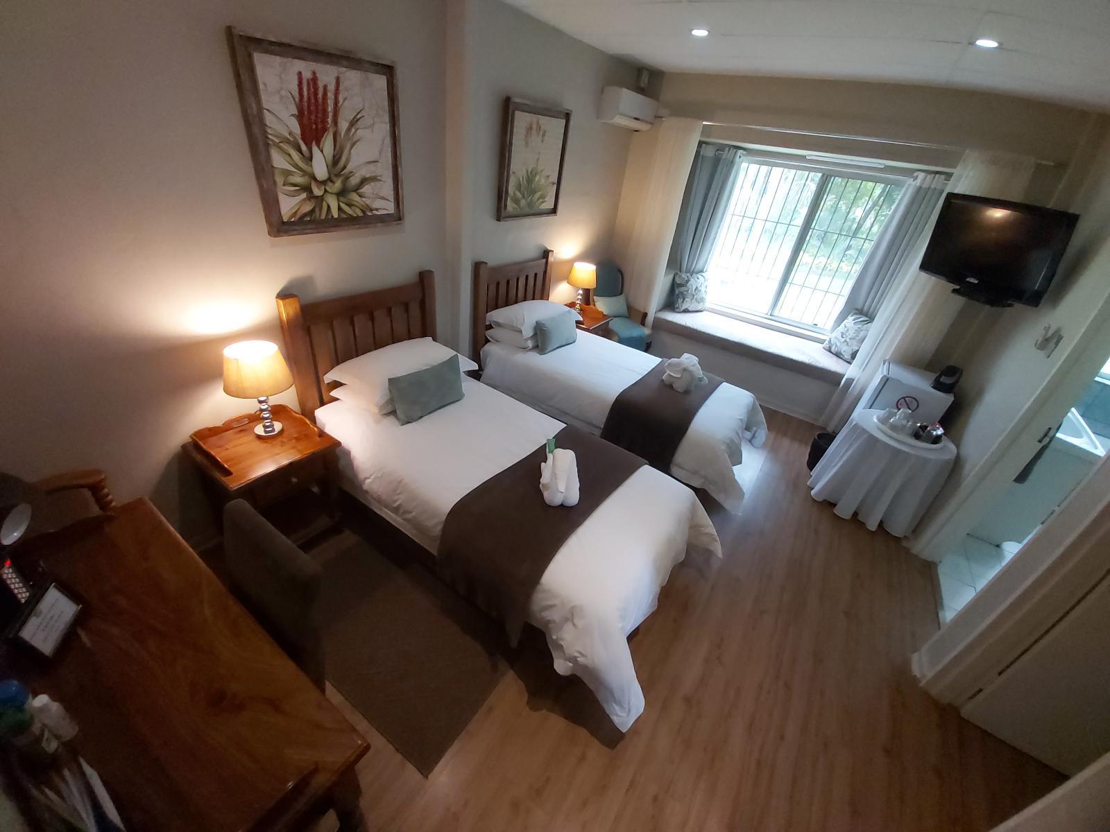 Roomtype 7: Photo of the whole room Rockview Lodge