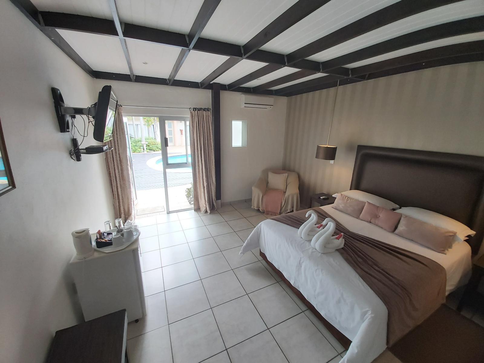 Roomtype 13: Photo of the whole room Rockview Lodge