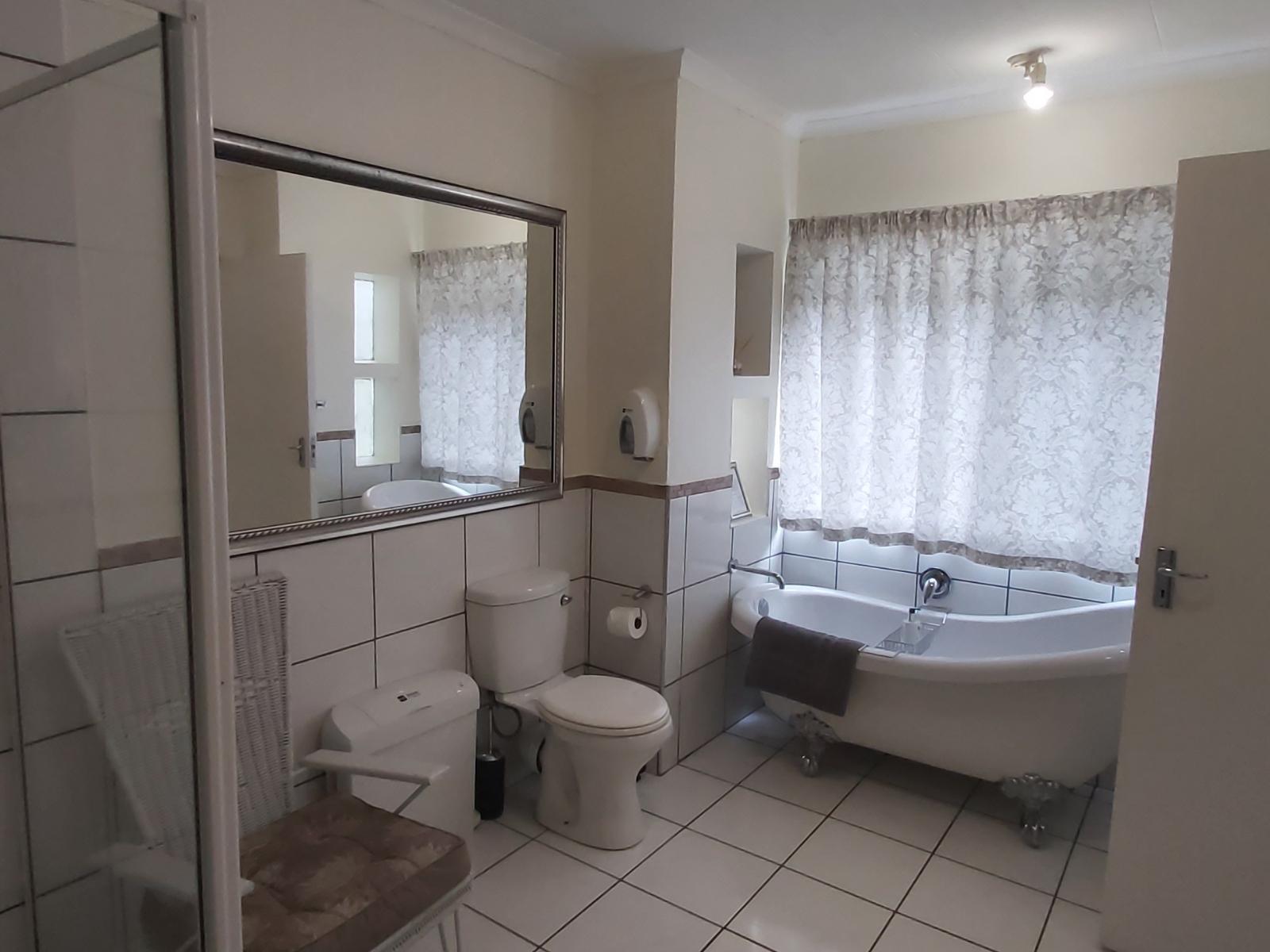 Roomtype 9: Bathroom Rockview Lodge