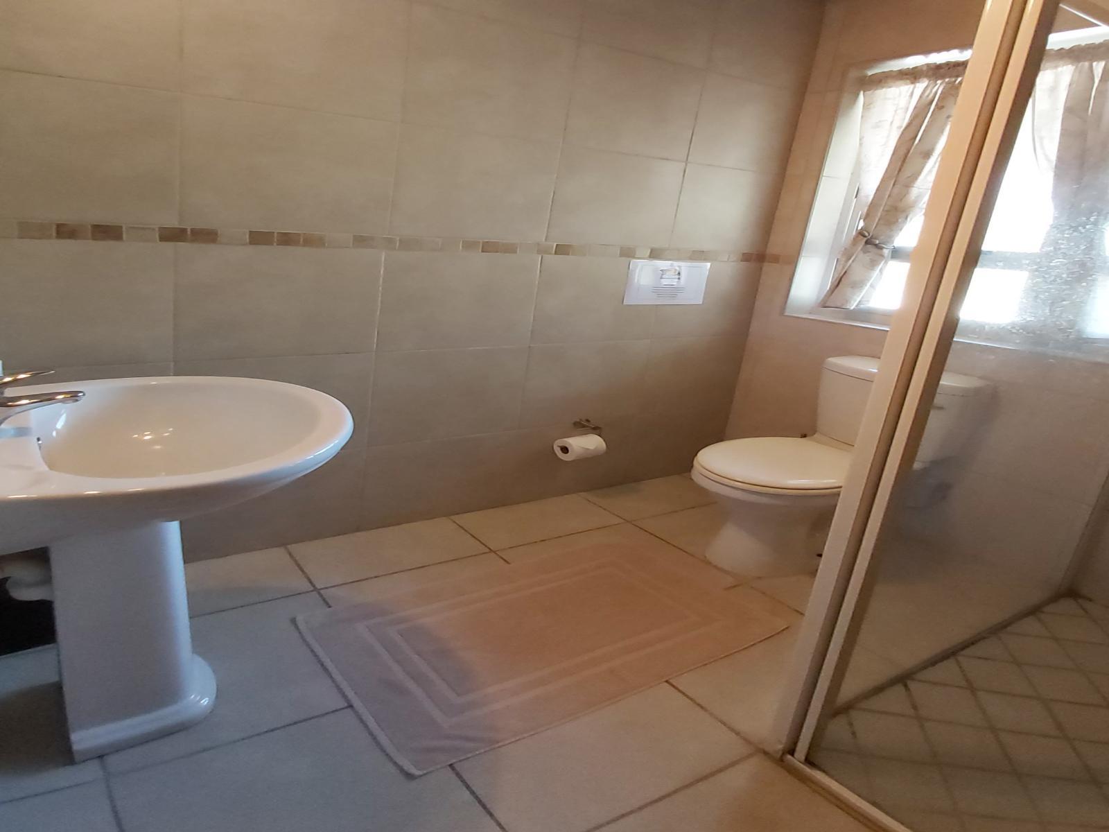 Roomtype 17: Bathroom Rockview Lodge