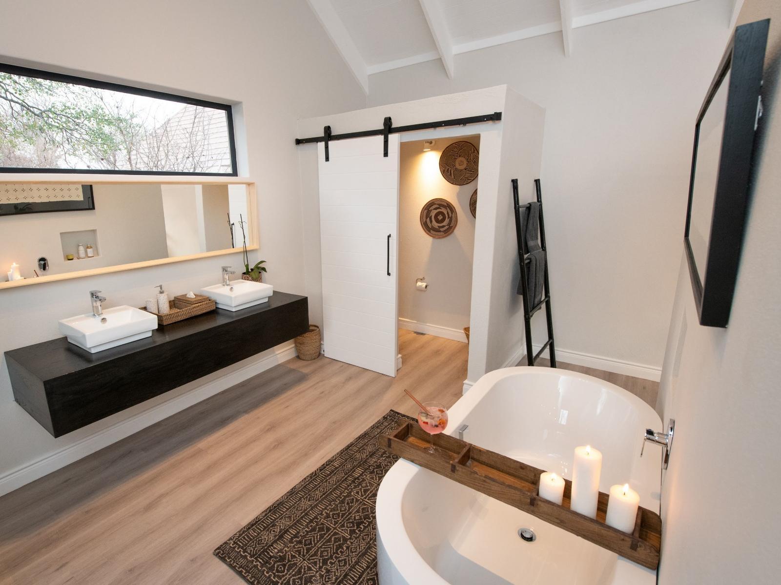 Roomtype 9: Bathroom Moya Safari Lodge & Villa