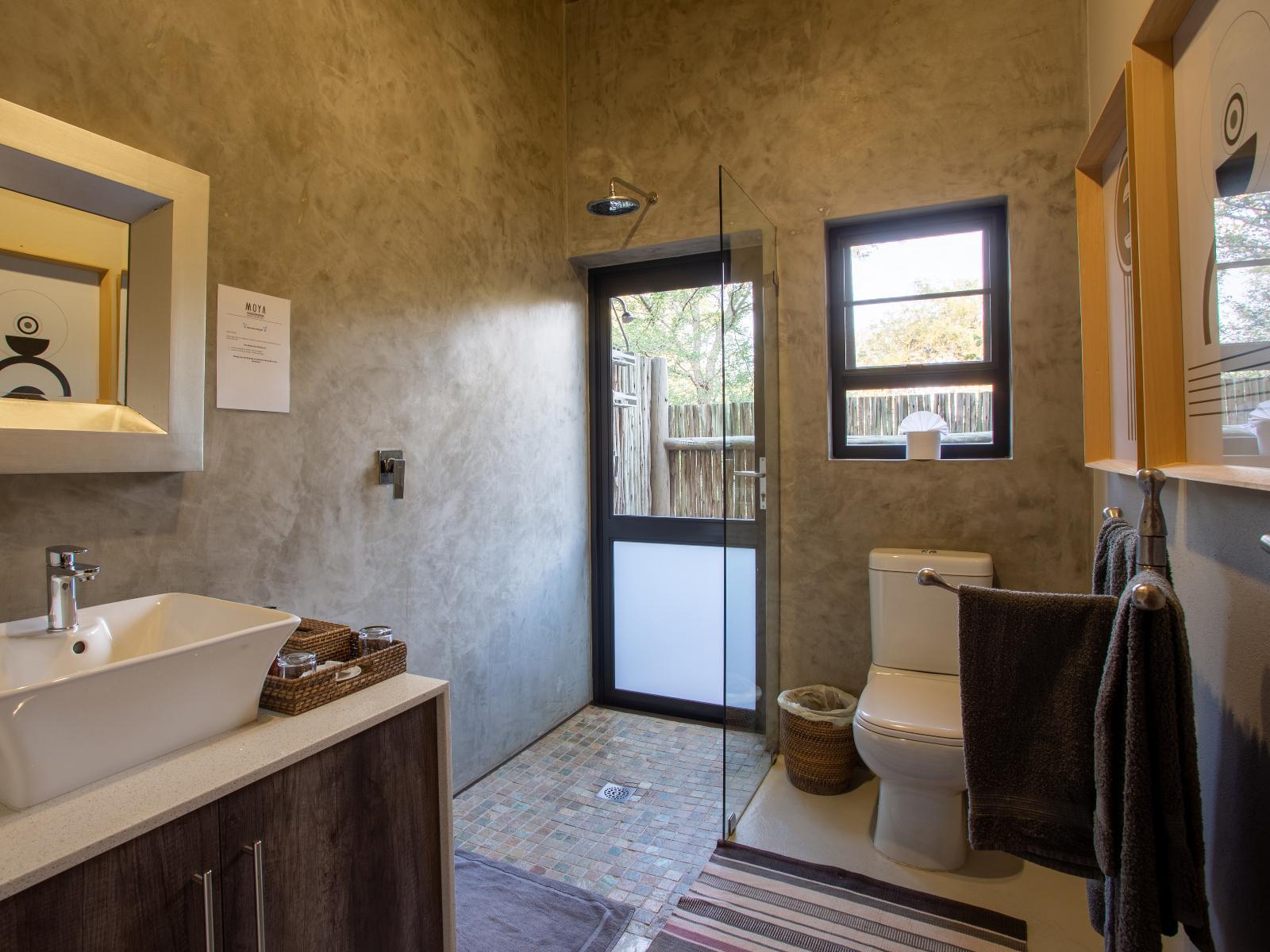 Roomtype 7: Bathroom Moya Safari Lodge & Villa