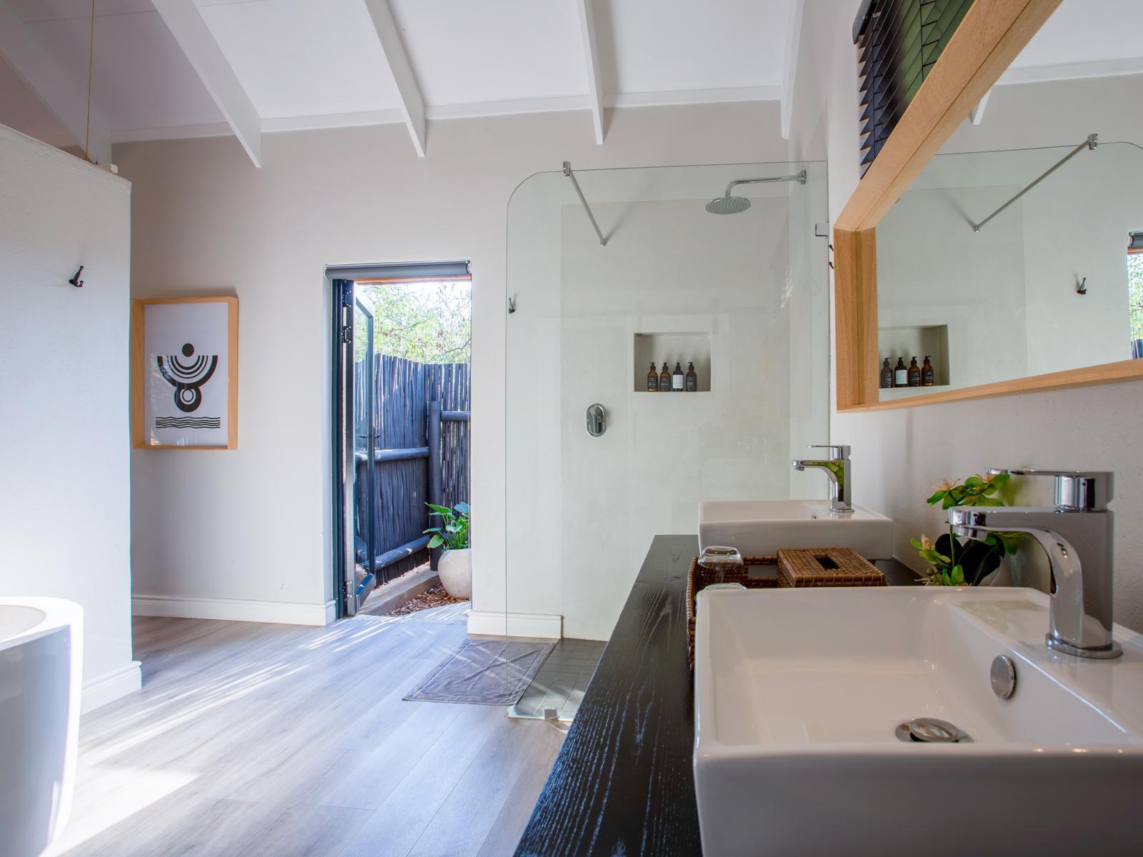 Roomtype 9: Bathroom Moya Safari Lodge & Villa