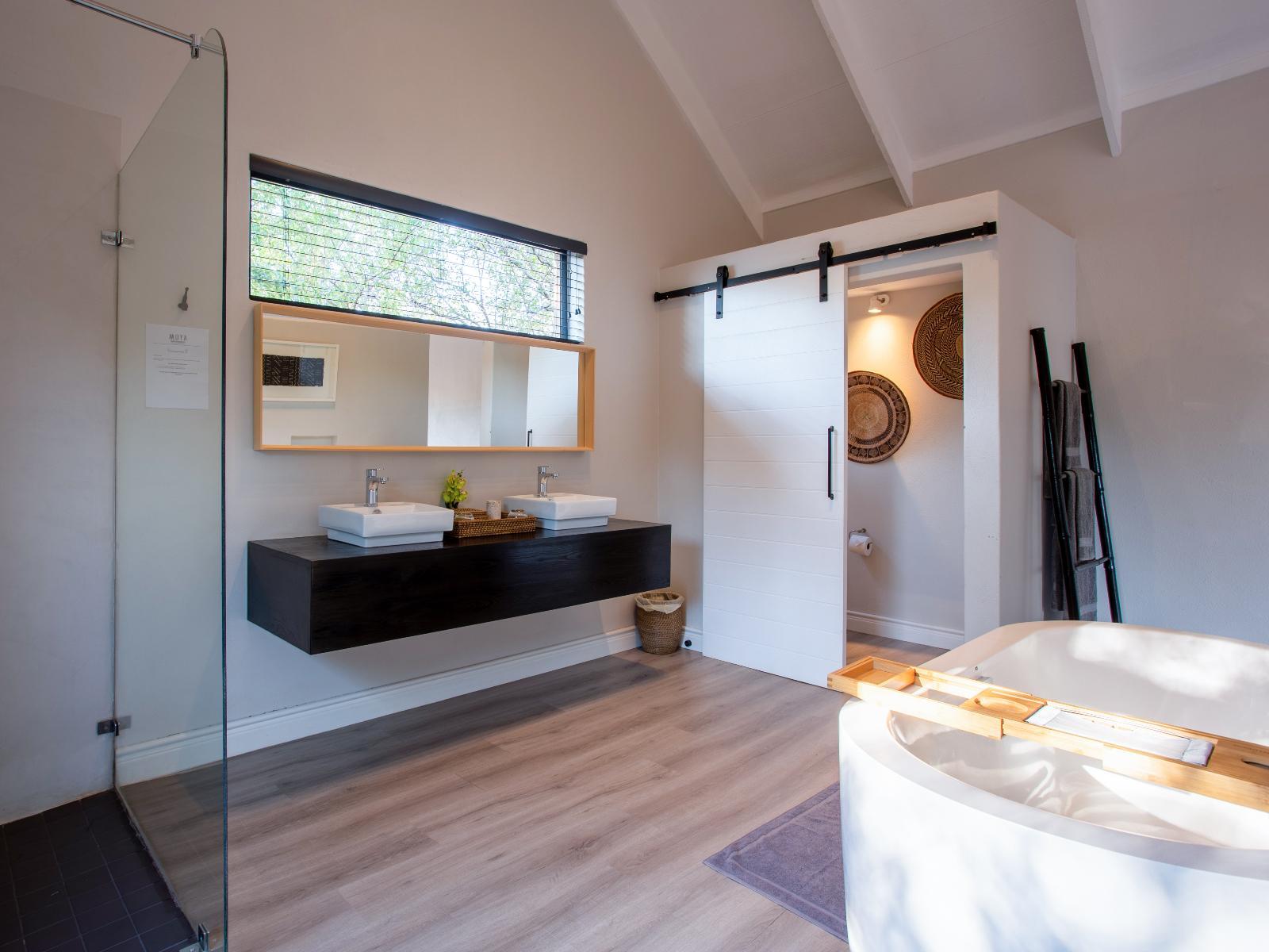 Roomtype 8: Bathroom Moya Safari Lodge & Villa