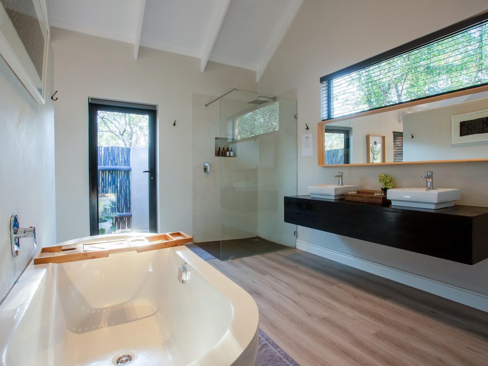 Roomtype 8: Bathroom Moya Safari Lodge & Villa