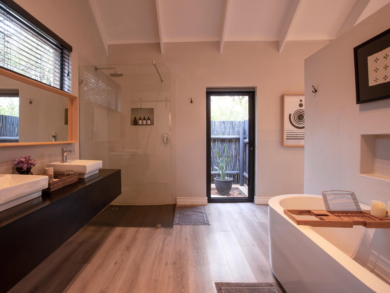Roomtype 10: Bathroom Moya Safari Lodge & Villa