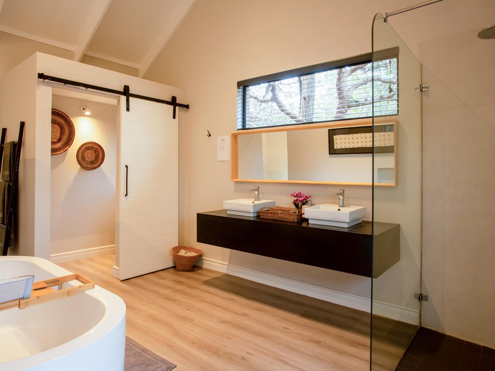 Roomtype 10: Bathroom Moya Safari Lodge & Villa