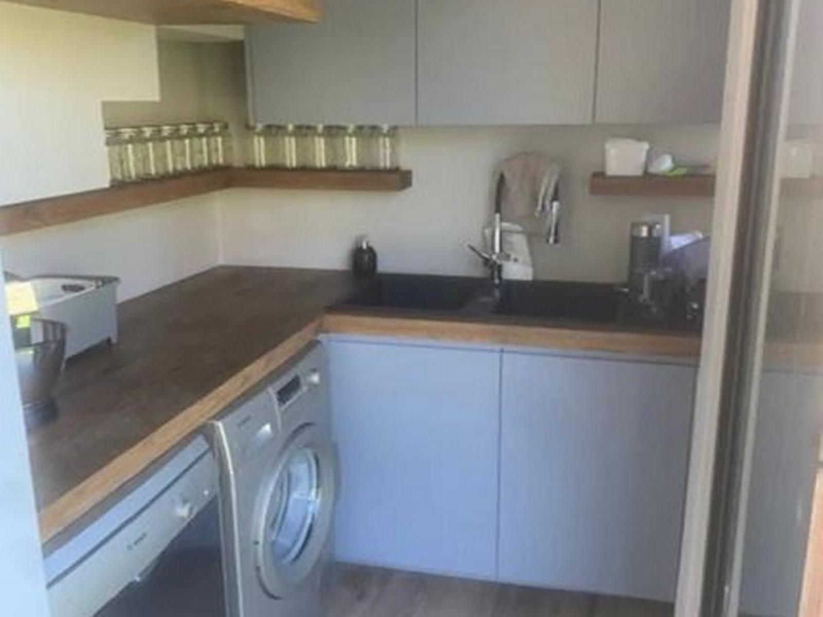 Roomtype 3: Kitchenette 4 Cyphia Close Cabins
