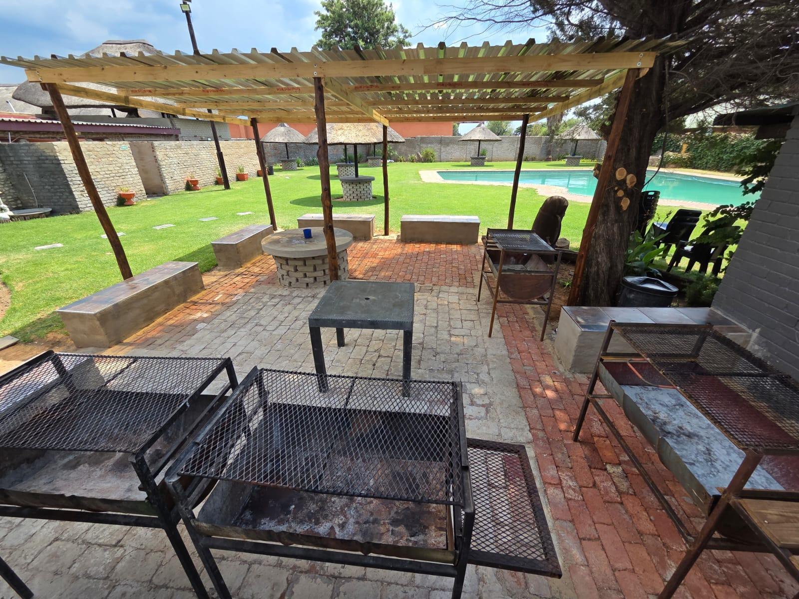 Bostons Lodge & Restaurant