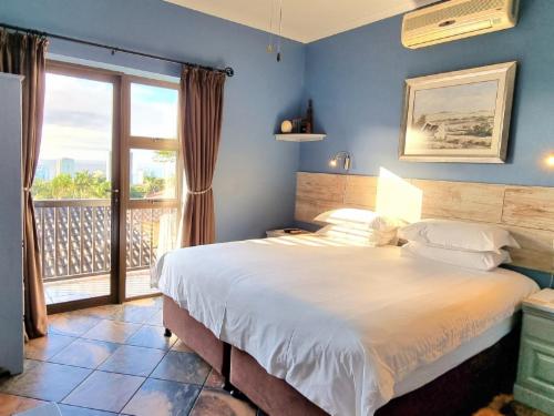 Room 2 King bed in Cottage