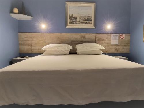 Room 2 King bed in Cottage