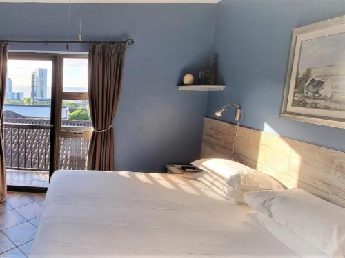 Room 2 King bed in Cottage