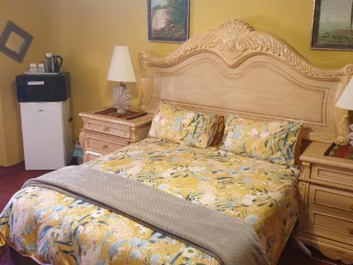 Room 12 Outside 1 x Queen Bed