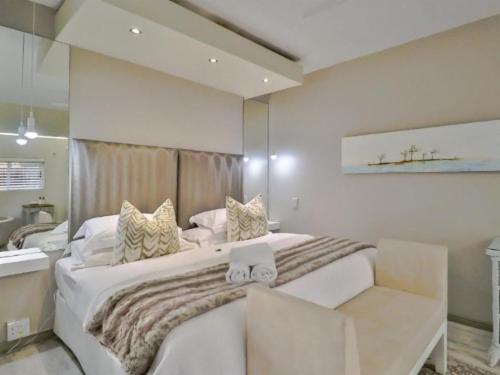 Luxury Courtyard Room