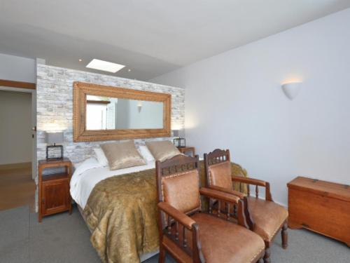 Room    4