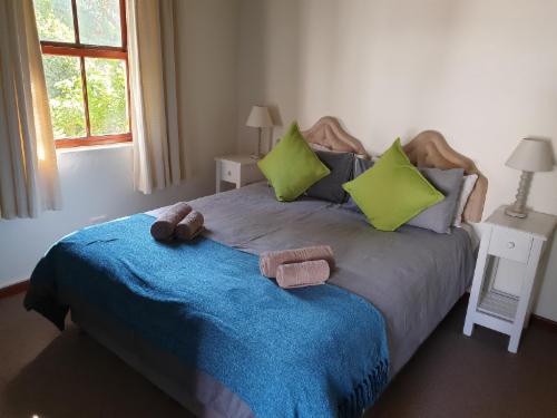 Very Small Room Queen Bed