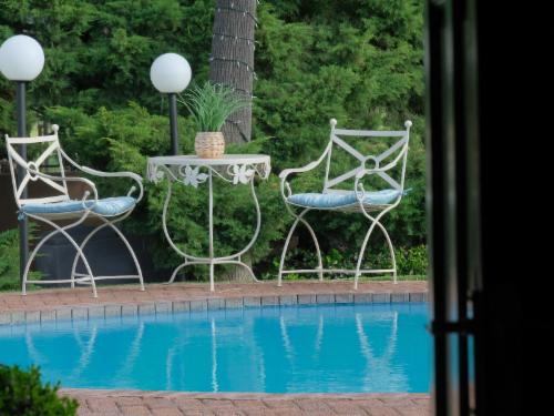 ONE OPEN PLAN CHALET - TEMBE