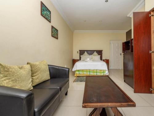 Basic Double Room - Green Damsel