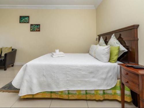 Basic Double Room - Green Damsel