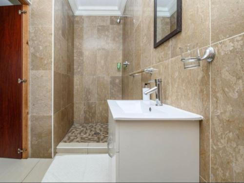 Basic Double Room - Green Damsel