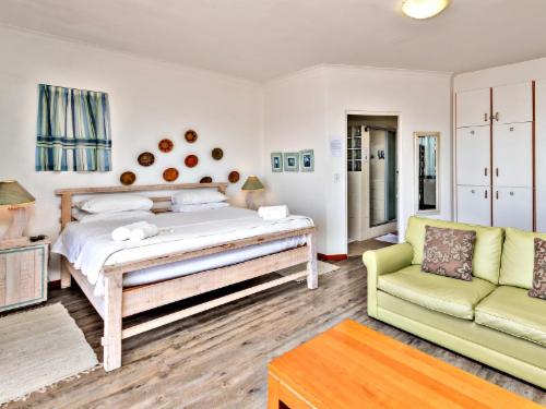 10-Family Room-Ocean & Mountain Views