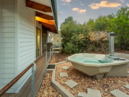 Luxury Cabin 6 with Hot Tub