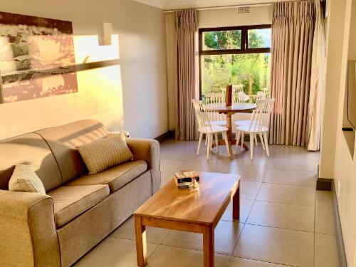 Castleton 1BR: Sleek Apartment