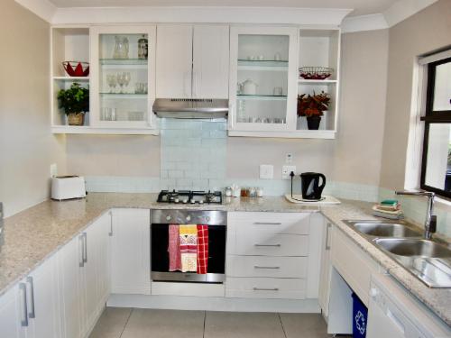 Castleton 1BR: Sleek Apartment