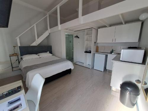 Standard Double Room 5 on 16