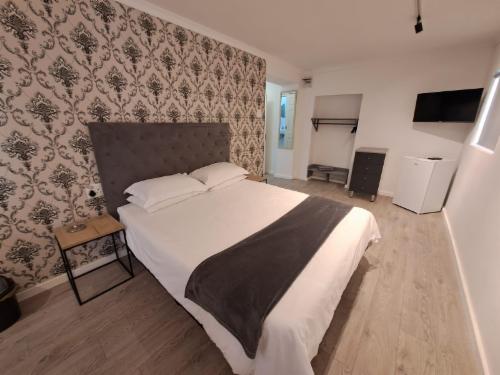 Standard Double Room 8 on 16