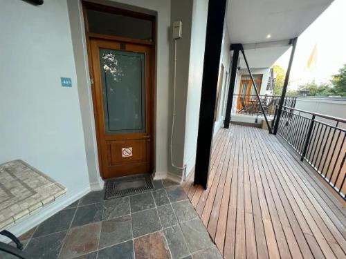 403 Coachers Courtyard Queen Studio