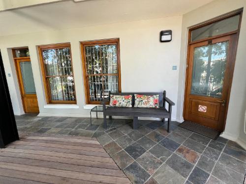 404 Coachers Courtyard Twin Studio