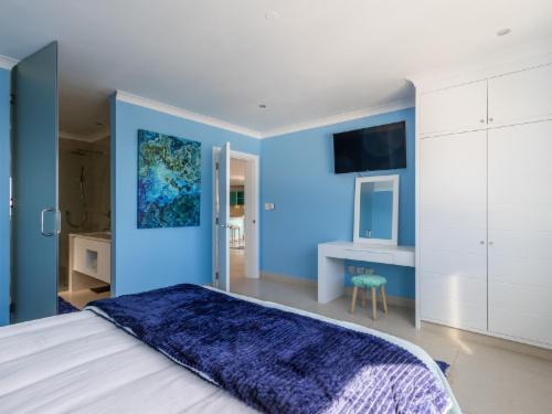 Aqua Room with Garden View