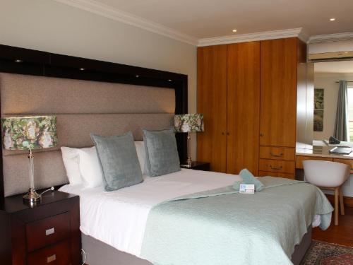 Kaylie Island Suite