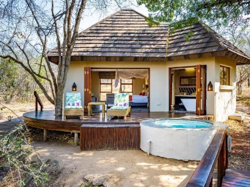 Luxury King Suite with Hot Tub