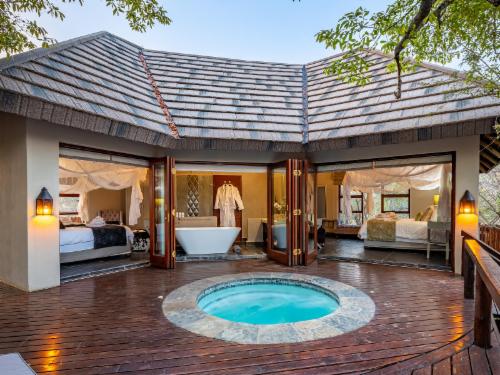 Luxury Family Suite with Hot Tub