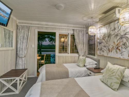 Knysna Lagoon - On the Waters Edge