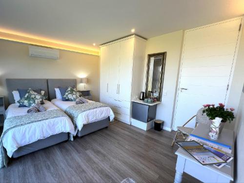 King or Twin Bed Room with Garden View