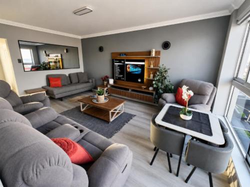 Deluxe 3-Bedroom plus Study Apartment