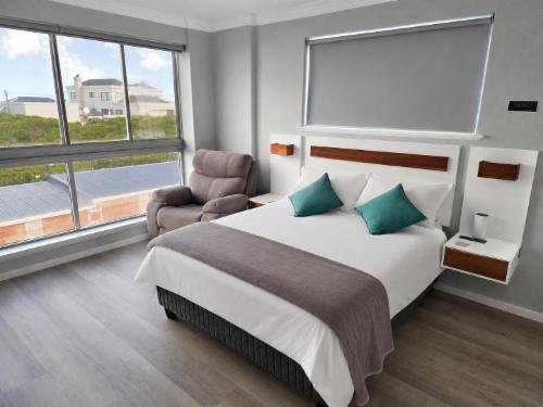 Deluxe 3-Bedroom plus Study Apartment