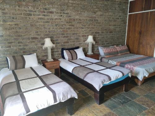 Ma-Ria's 14-Sleeper Farmhouse