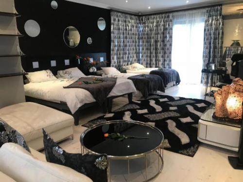 Luxury King/Twin Suite with Jacuzzi