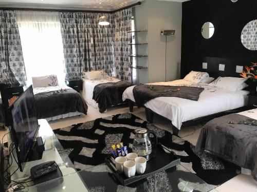 Luxury King/Twin Suite with Jacuzzi